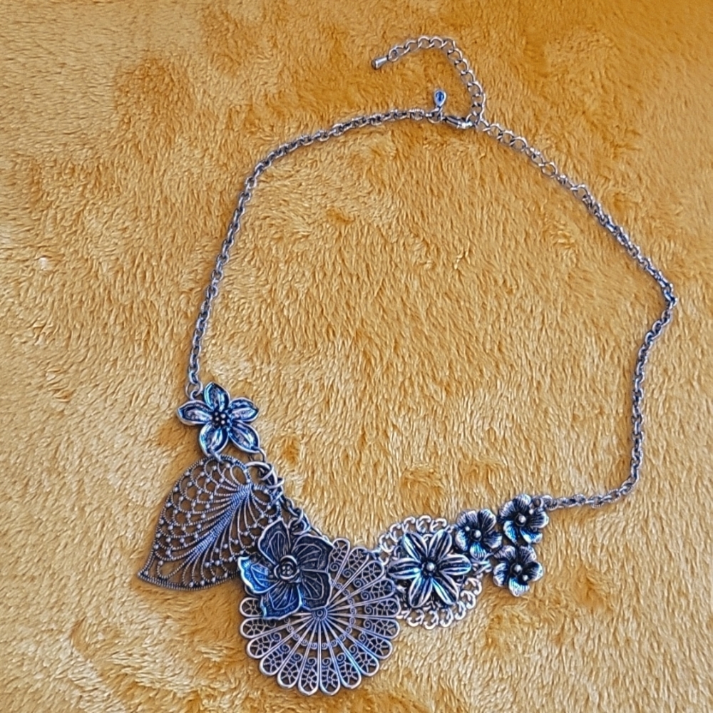 Silver "3-D" Flowers necklace